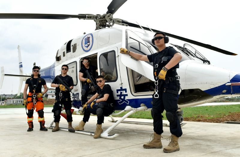 授予云旗为“光谷警校警务航空器技术专业培训